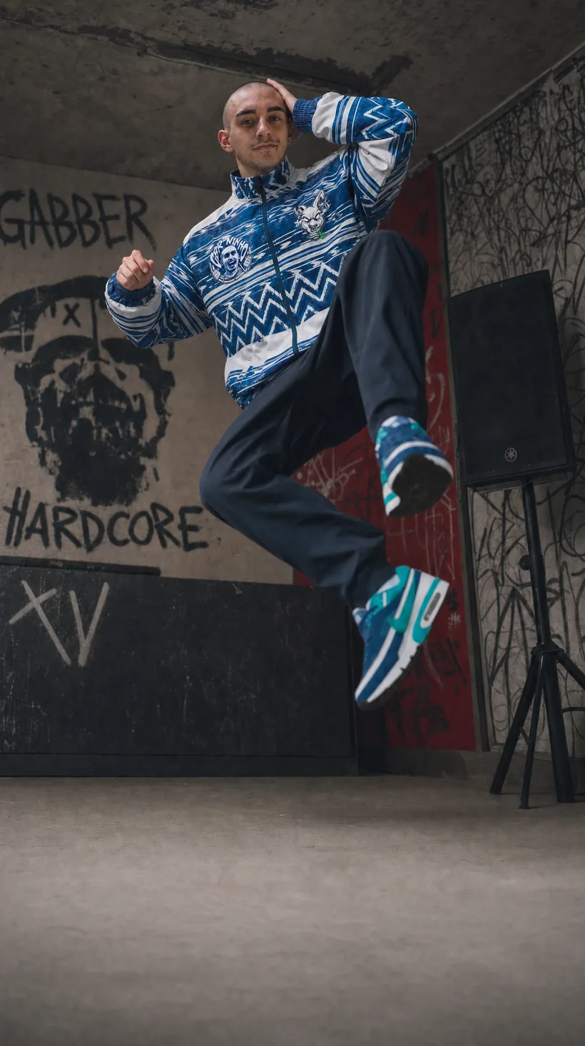 Gabber Ninho mid-hakken, one leg crossing